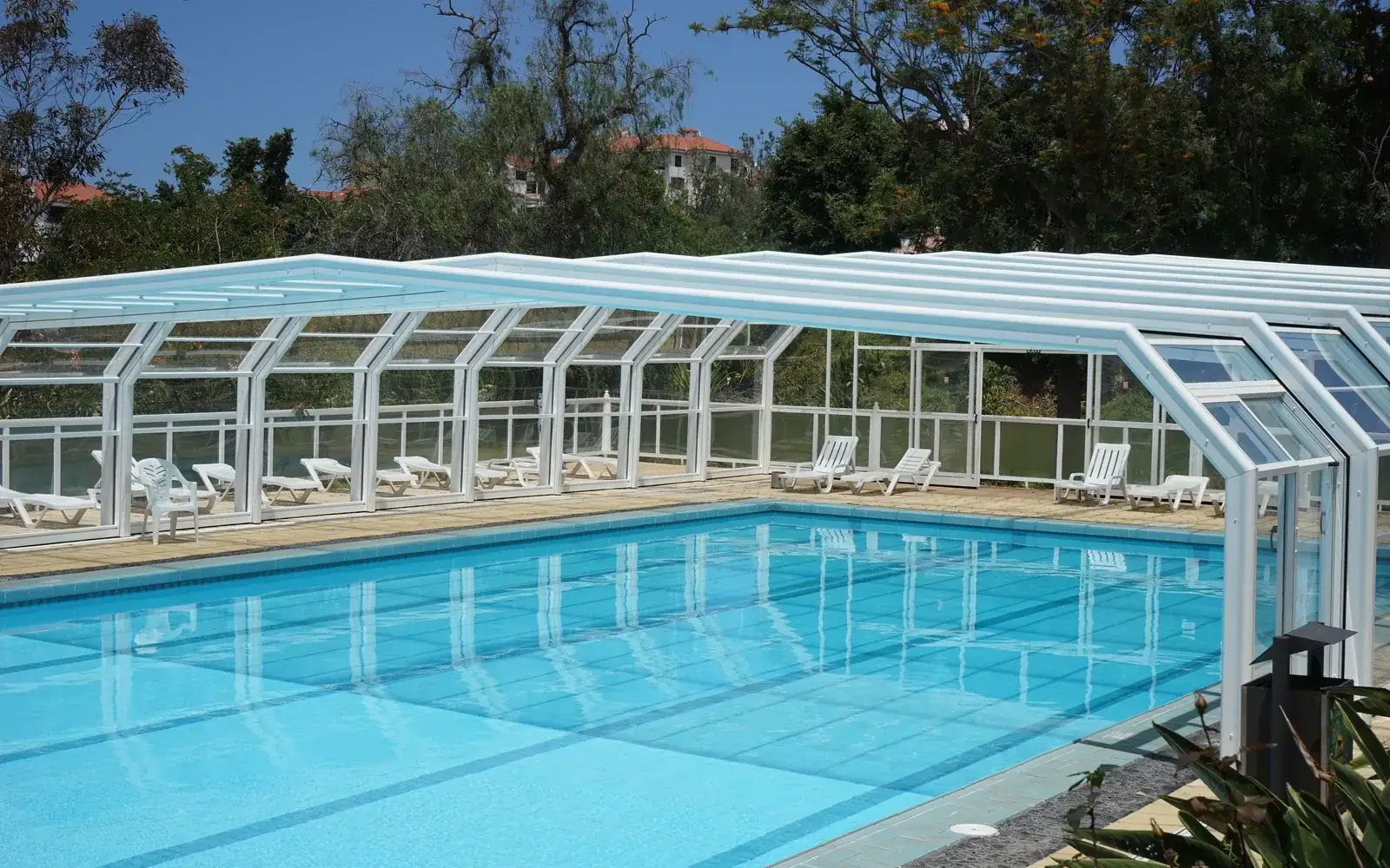 Abri de piscine en panneaux de polycarbonate, structure pouvant être endommagée par la grêle ou le vent