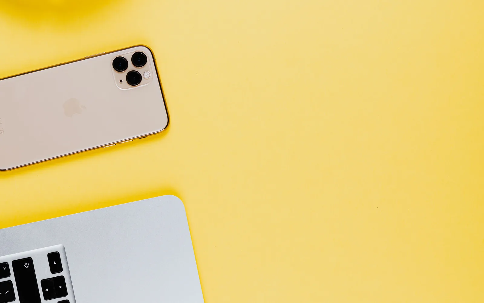 Smartphone, casque audio et ordinateur portable, exemples d'appareils électroniques non réparables à déclarer à l'assurance