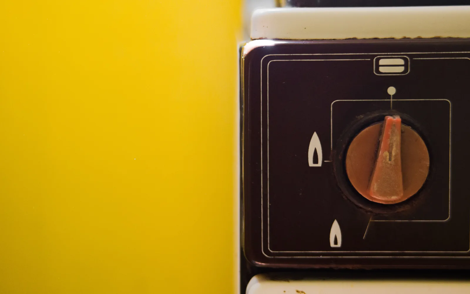 Bouton de commande d'une gazinière, illustration d'un appareil électroménager en panne à déclarer à l'assurance