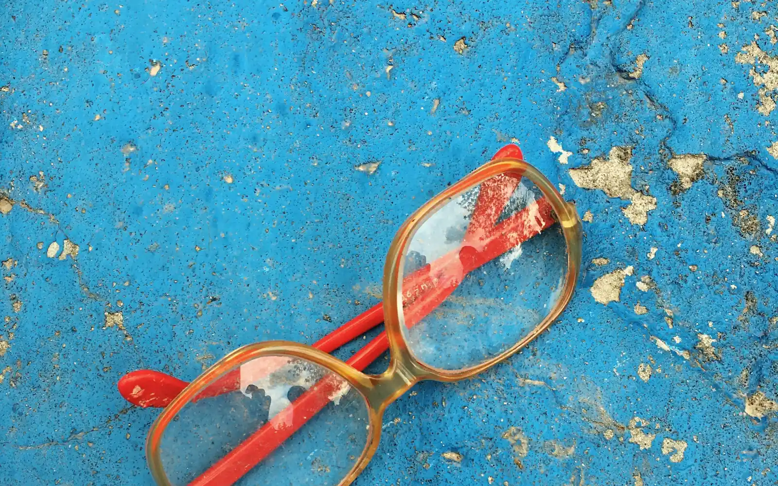 Paire de lunettes cassée posée au sol, illustration d'un dossier de bris accidentel pour l'assurance