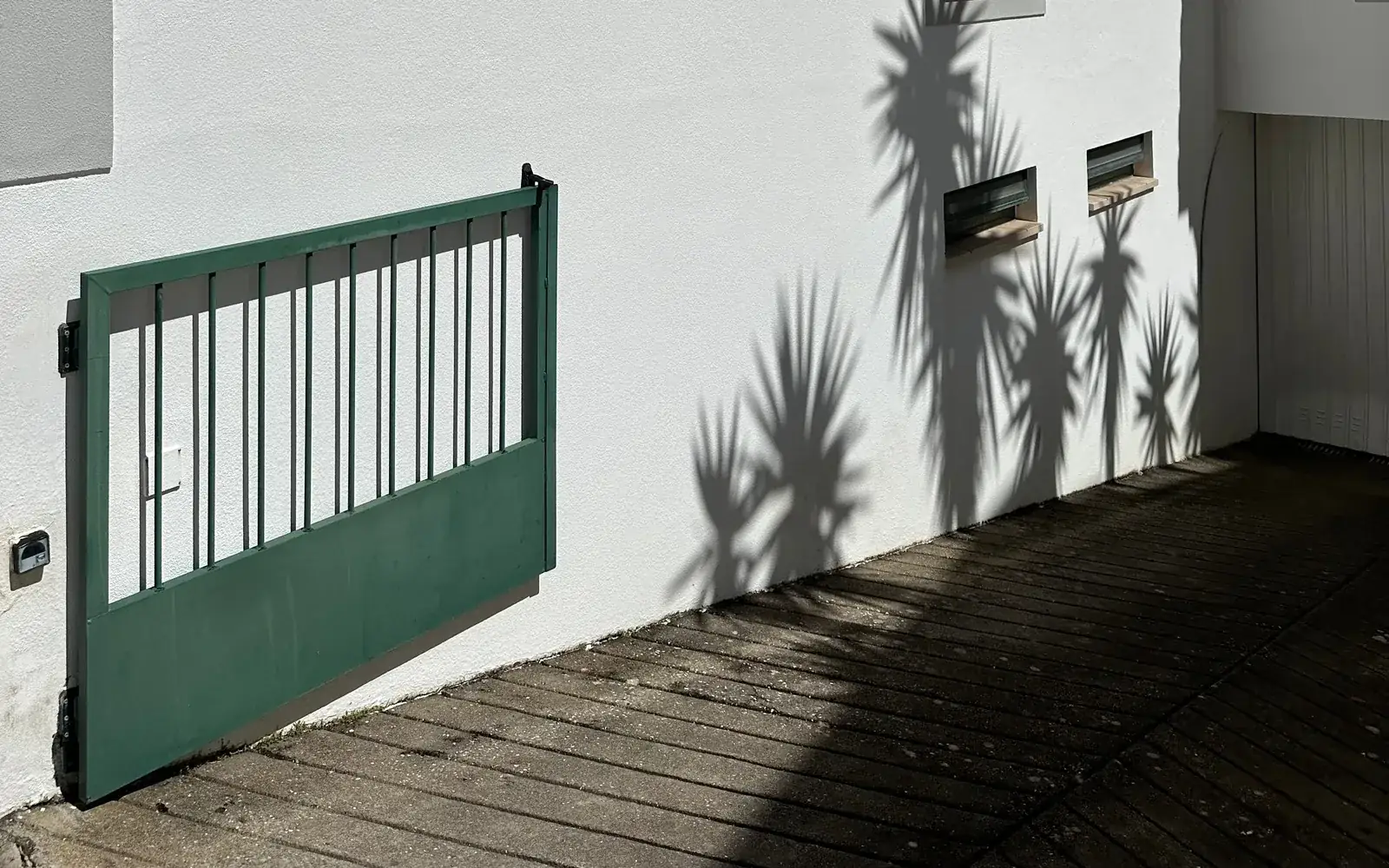 Portail électrique devant une maison, illustration d'une panne de motorisation après une surtension