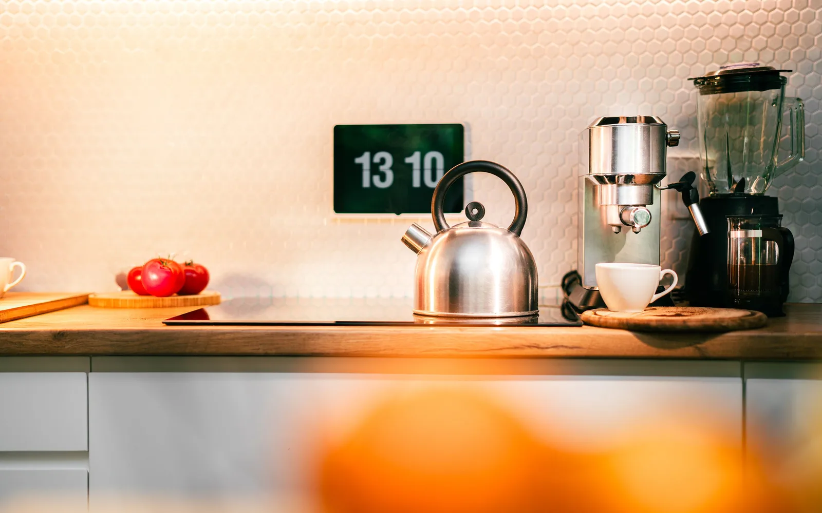Plaque à induction intégrée dans une cuisine, illustration d'une plaque vitrocéramique fissurée à déclarer à l'assurance habitation