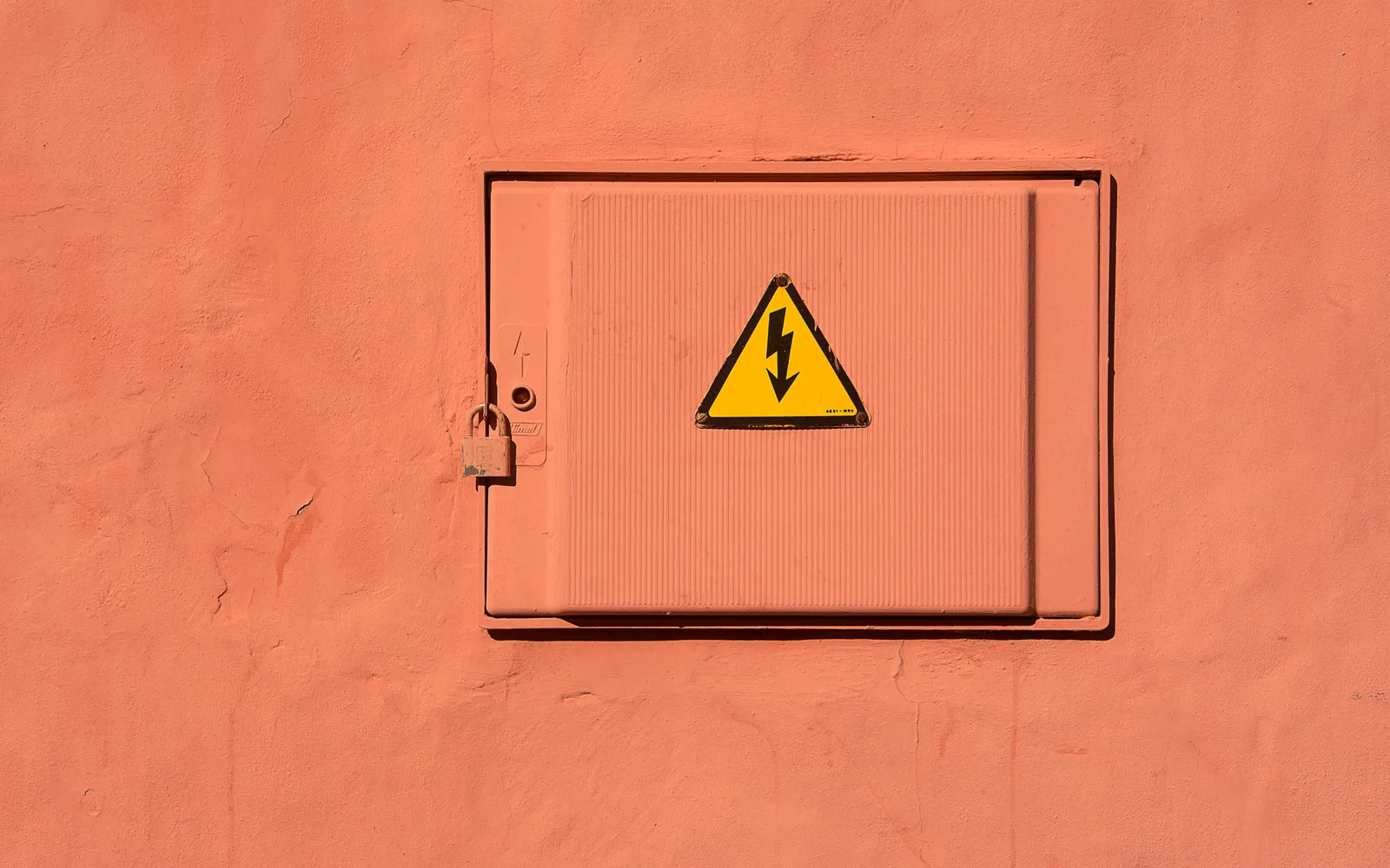 Coffret électrique portant un panneau de danger haute tension, illustration d'une surtension Enedis affectant des appareils